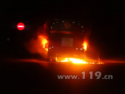 　　　27吨汽油槽罐车着火 临汾消防鏖战九小时处置