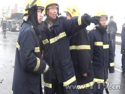 雪天路滑多车相撞 唐山消防火速灭火救援 雪天路滑多车相撞 唐山消防火速灭火救援