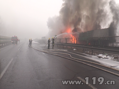 雪天路滑多车相撞 唐山消防火速灭火救援 雪天路滑多车相撞 唐山消防火速灭火救援